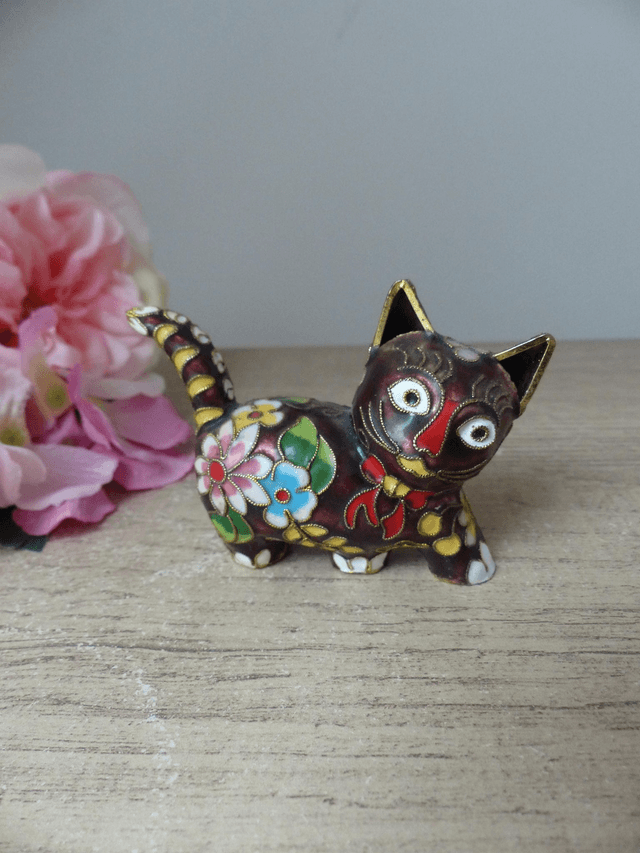 Figurine de chat cloisonné vintage, chaton floral marron avec pattes blanches motif fleurs roses bleues et jaunes