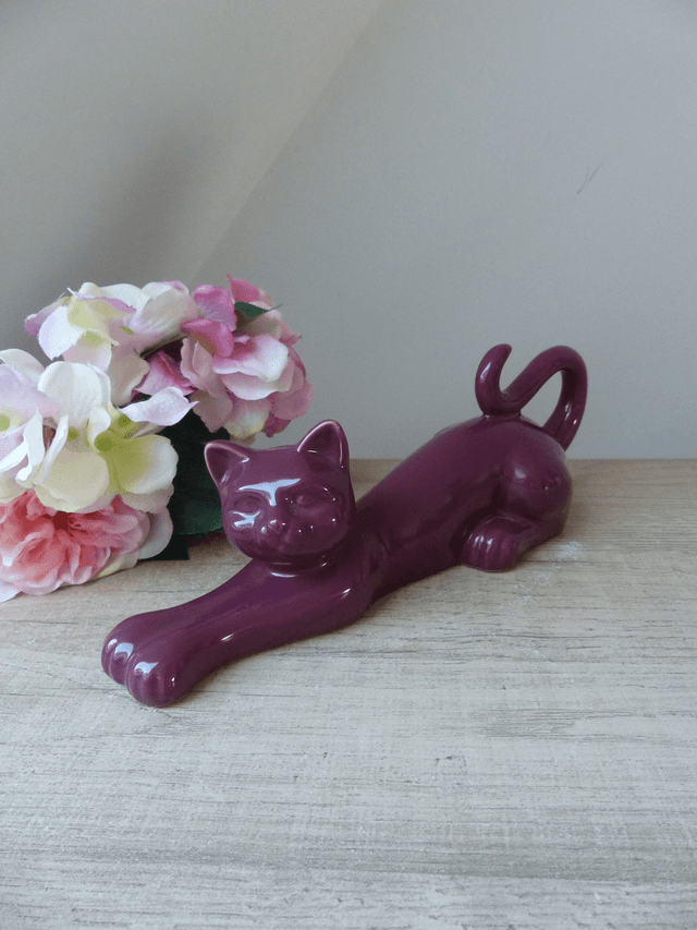 Statue de chat décoratif rouge bordeaux étirement, Chat long joueur qui s&#039;étire, chat bloque livres, décoration chat pour la bibliothèque