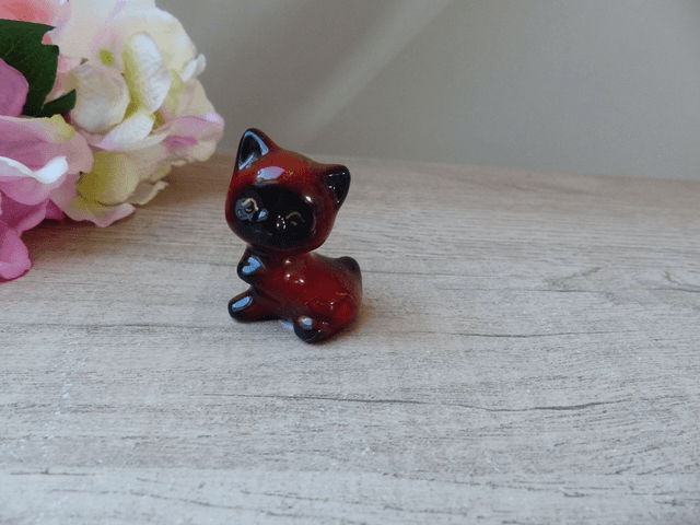 Figurine chat en céramique polychrome rouge doré et noir, chaton miniature, chats vintage à collectionner, cadeau amoureux des chats