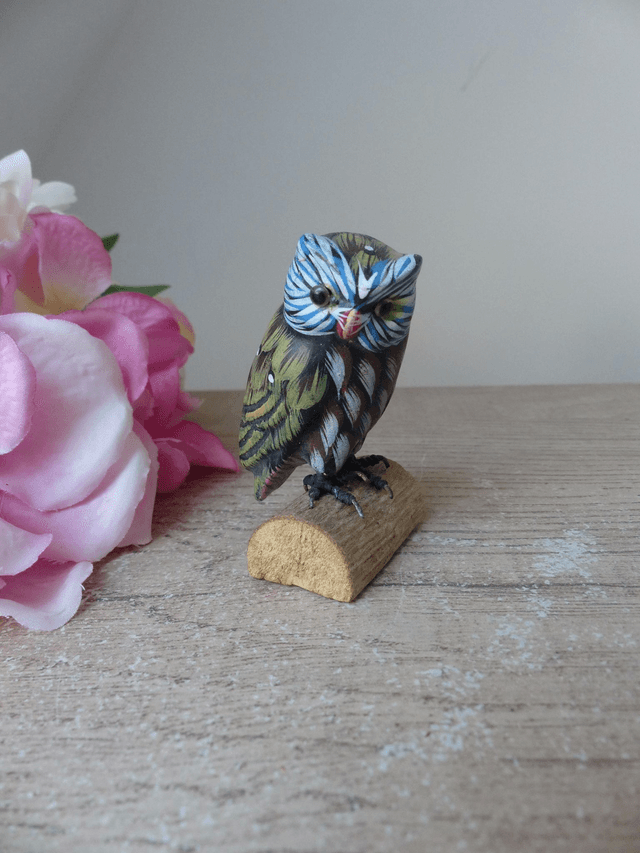 Ancienne petite chouette figurine en bois sculptée sur socle peinte à la main Vintage, Cadeau chouette porte-bonheur anniversaire fête