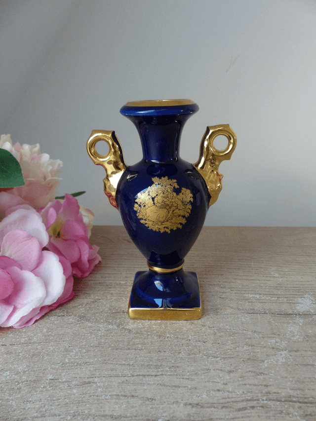 Petit vase en porcelaine de Limoges France bleu cobalt décor scène galante, vase romantique décoration chambre, cadeau couple union mariage