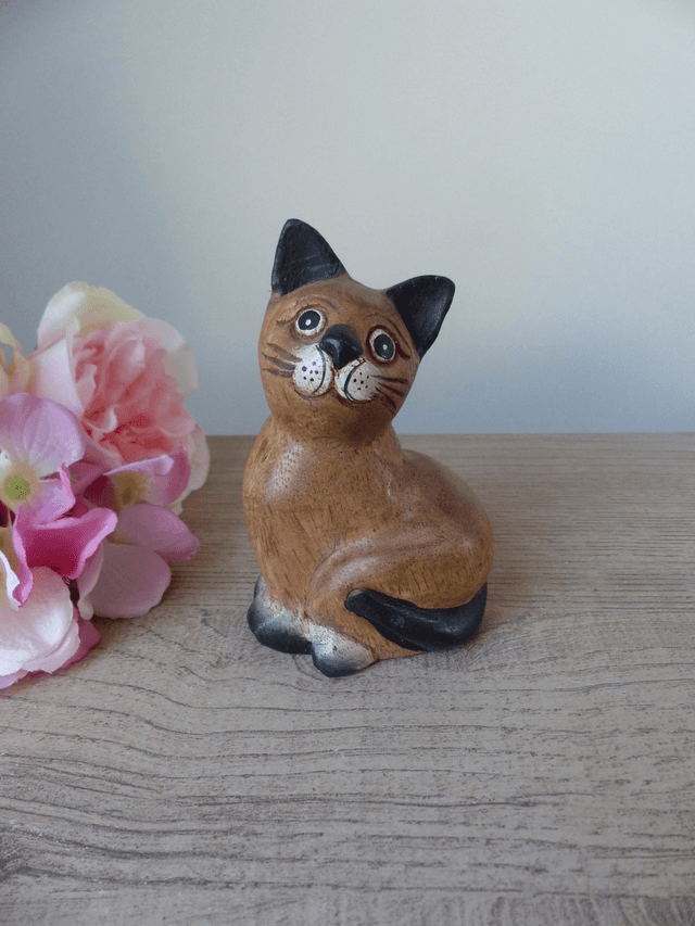 Figurine chat assis siamois marron et beige bois sculpté peint main, chat artisanal en bois, petit chat mignon décoratif pour maison cadeau