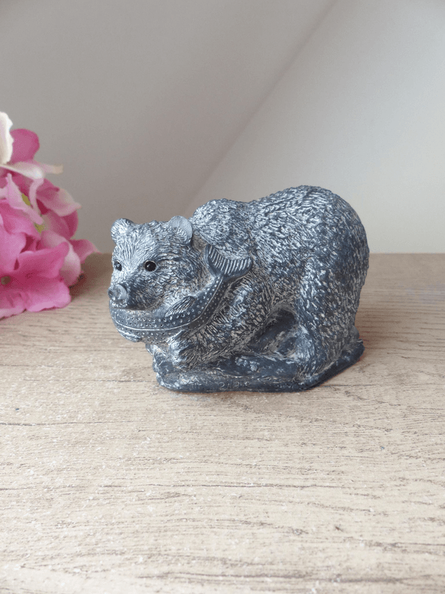 Sculpture d&#039;ours attrapant un poisson, pierre de savon Wolf Original, collection animaux art inuit