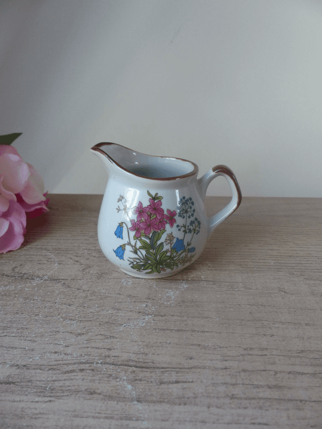 Ancien petit pot à lait artisanal en grès moucheté fleuri des années 1980, petit crémier décoration maison de campagne vintage bohème