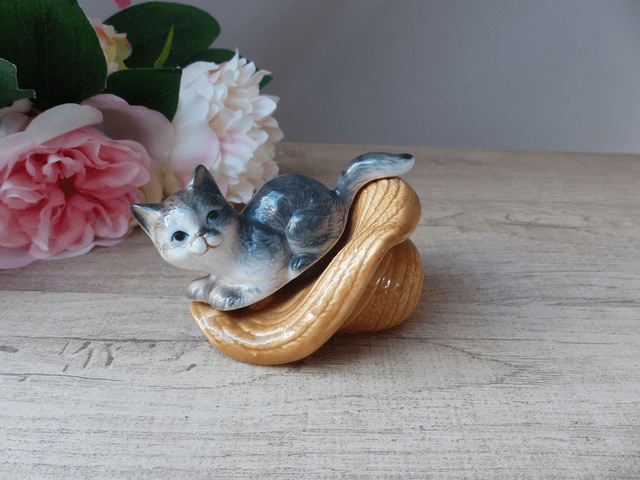 Figurine chat curieux joueur en céramique sur chapeau décoration collection vintage, décoration chambre, dressing, cadeau amoureux des chats