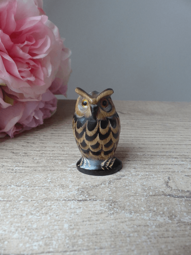 Figurine Miniature Hibou en Corne Sculpté à la Main, Petite Hibou en Corne Marron à Collectionner Porte-Bonheur Cadeau Ami Famille Vintage