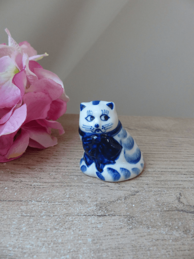Figurine chat en céramique bleu et blanc, chat avec ruban peint à la main, chat de collection bleu colbalt, cadeau amoureux des chats