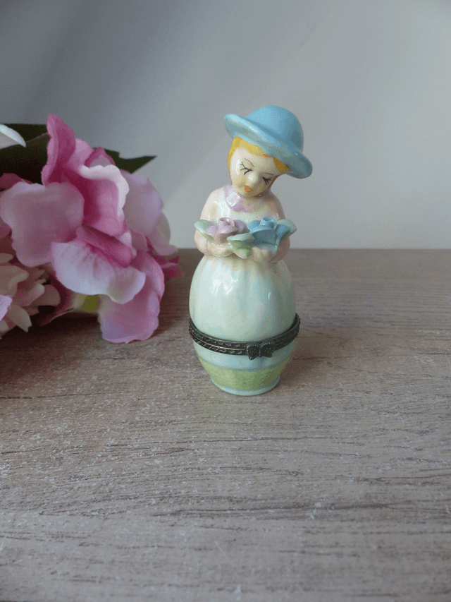 Pilulier ou petite boite à bijoux articulée femme jardinière aux fleurs vintage, petite boite décoration chambre, cadeau maman