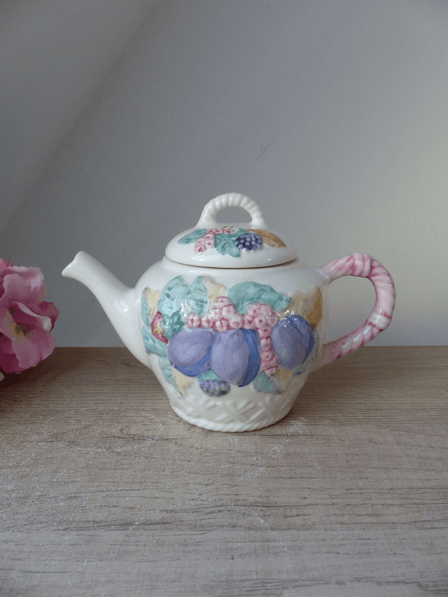 Ancienne théière en céramique en forme de panier de fruits du jardin avec des prunes, fraise et groseille, cadeau décoration cuisine verger