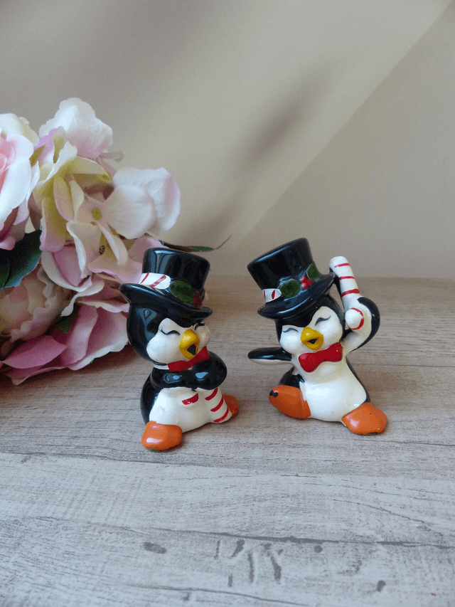 Deux Figurines Pingouins Joyeux en Céramique avec Canne et Chapeau Haut de Forme, Duo de Pingouins à la Fête Noël Nouvelle Année Vintage