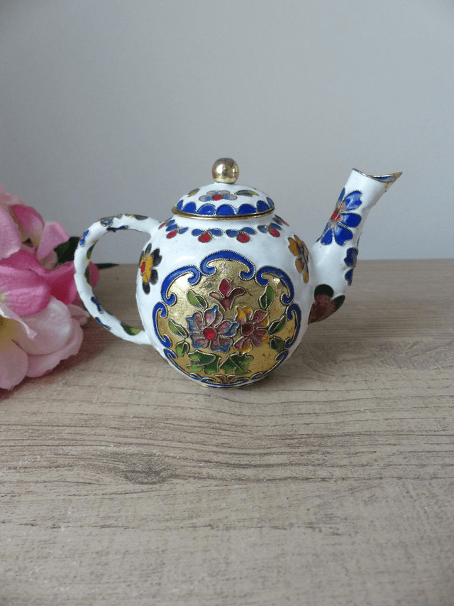 Théière miniature cloisonnée blanche avec décor floral et doré, petite théière décorative au style asiatique, théière de collection vitrine