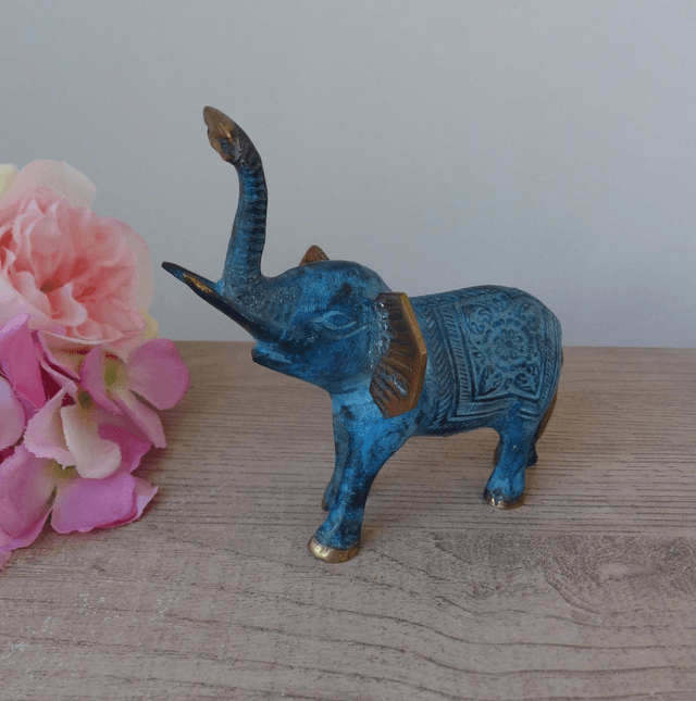 Sculpture éléphant en laiton patiné bleu, figurine éléphant sculpté art symbole de chance, de force, de puissance, de mémoire, de longévité