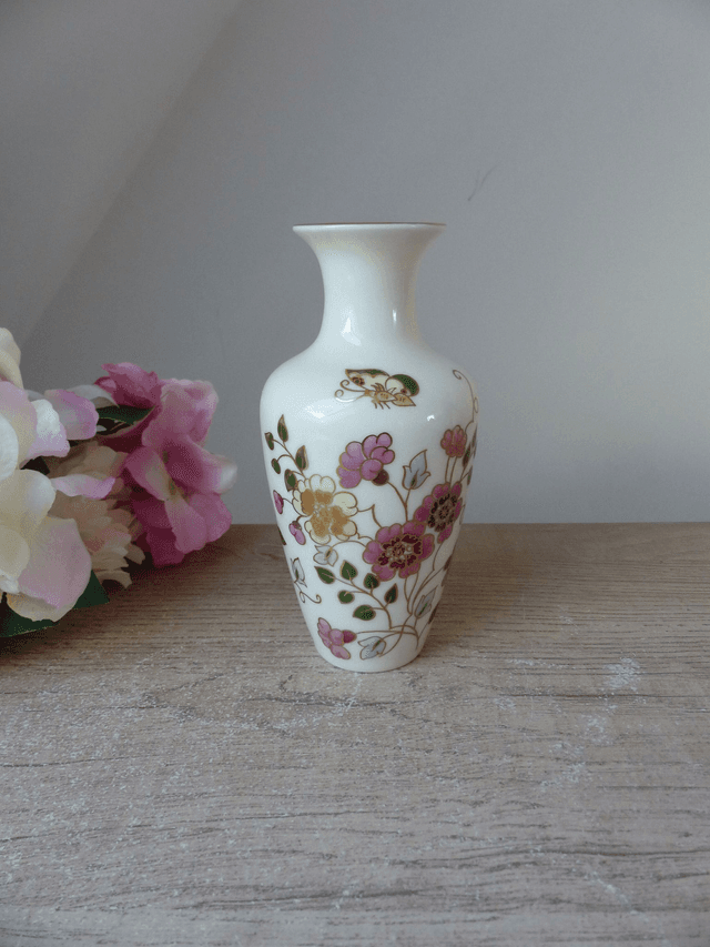 Vintage petit vase en porcelaine Zsolnay décor à fleurs et papillon, ancien vase peint à la main en Hongrie, Vase cadeau fête des mères
