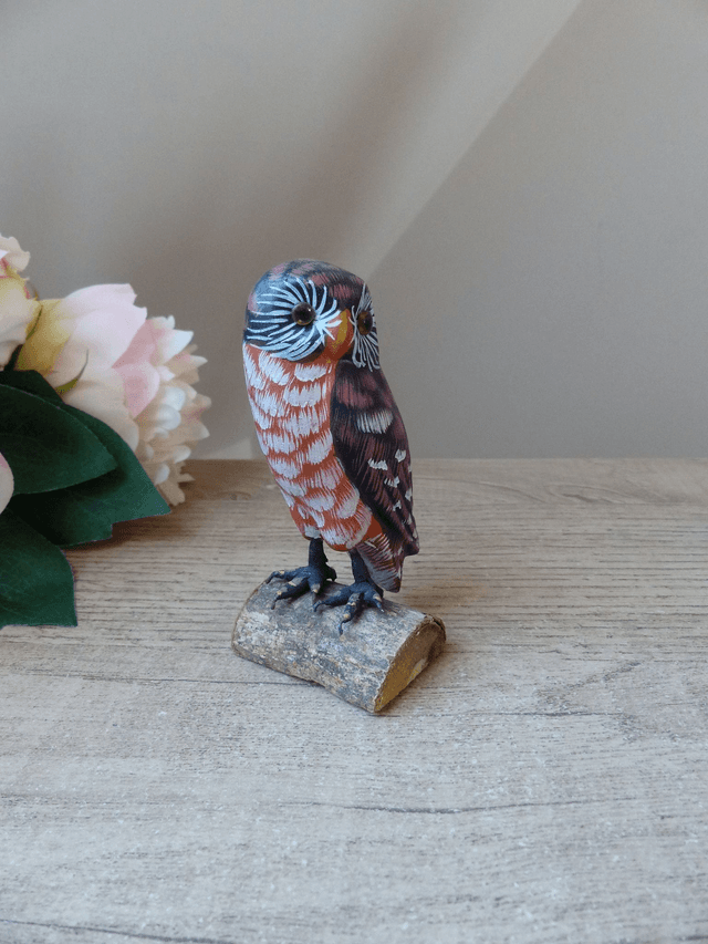 Ancienne petite statuette chouette hibou sculptée en bois et peinte à la main sur socle écorce de bois, chouette décorative en bois Vintage