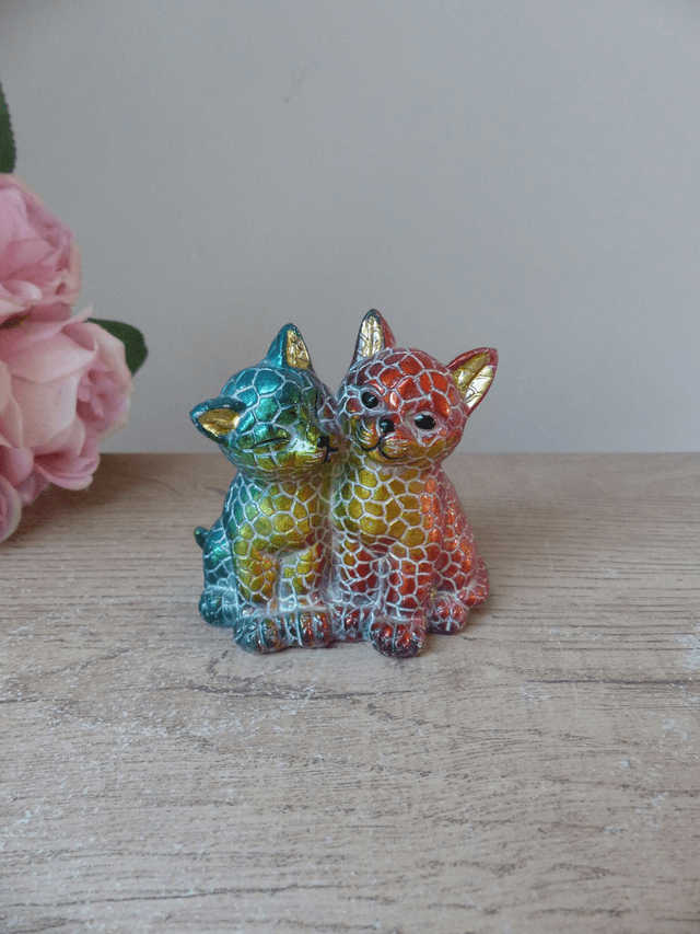 Figurine Miniature Couple de Chats Amoureux en Résine, Duo Chats Colorés Mosaïque Cadeau Collection Chats Décoration Maison Intérieur