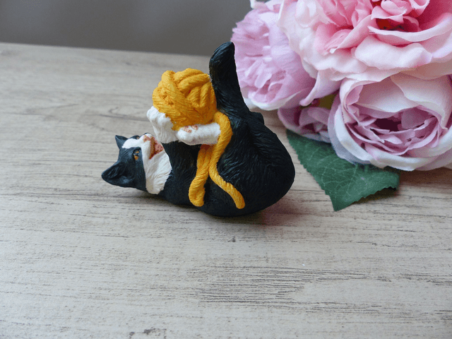 Artefice Ottanta Figurine Chat Joueur en Résine Décoré à la Main Avec Pelote de Laine Collection Vintage