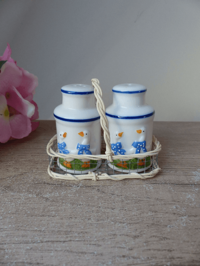 Panier support en métal et osier duo salière et poivrière motif oies avec écharpes colorées, maison de campagne ferme décoration cuisine