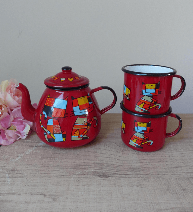 Ensemble théière et deux mugs en acier émaillé rouge, théière motif chats amusants avec un couvercle coeurs, cadeau, décoration cuisine