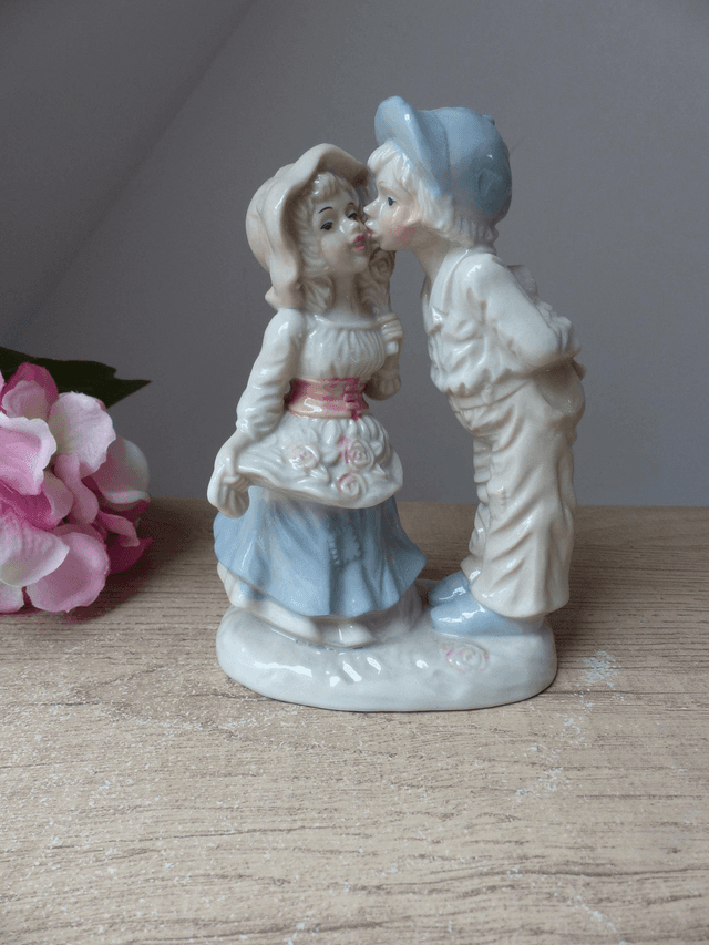 Figurine en céramique représentant un couple d&#039;amoureux 1970, premier baiser Vintage, idée cadeau décoration intérieur, maison de campagne
